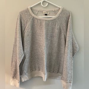 Universal thread black and white striped crew neck sweatshirt